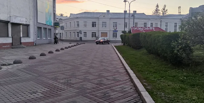 У Луцьку просять дозволити ще один виїзд з парковки у центрі міста (петиція)
