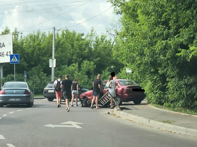 У Луцьку на кільці Набережна-Шевченка авто знесло огорожу (фото)