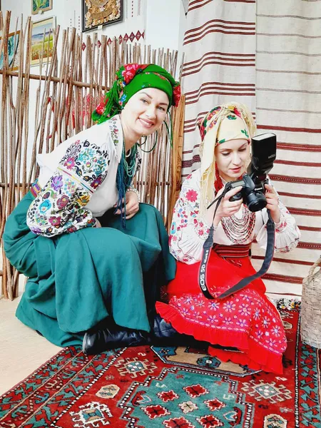 Викладачі педагогічного коледжу у Володимирі приміряли старовинні вишиті сорочки (фото)