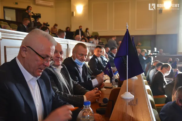 Із селфіками, масочками та невеличким скандальчиком на фінал: перша сесія Волиньради (фото)