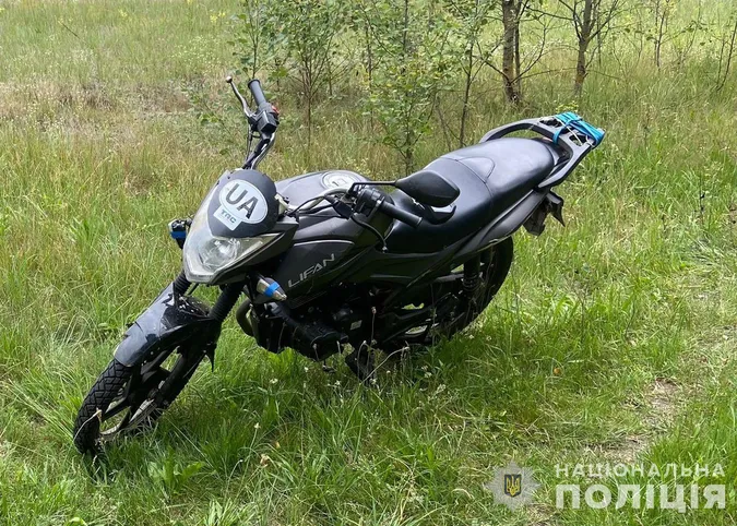 На Волині п'яний мотоцикліст закинув 200 доларів у авто «шерифа» (фото)