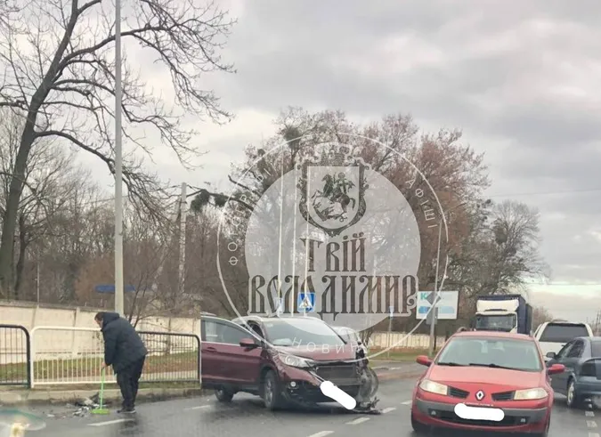 У Володимирі влупилися два авто, рух ускладнений (фото)