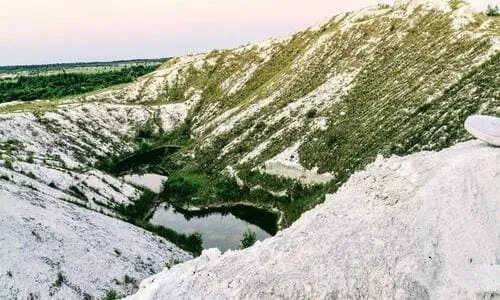 Білосніжні терикони та смарагдове озеро: за 70 км від Луцька – унікальна локація (фото)
