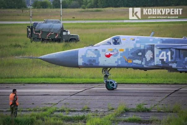Львів'янин показав, як над Луцьком літають бомбардувальники (фото)