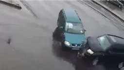 У Луцьку на перехресті чотирьох вулиць потрощилися легковики (відео)
