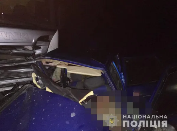 Купа брухту: на Волині – легковик влетів у вантажівку (фото)