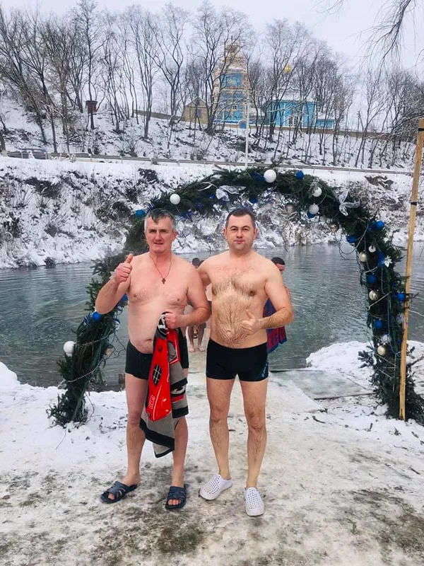 Відомі волиняни показали, як пірнали в ополонки на Водохреще (фото)