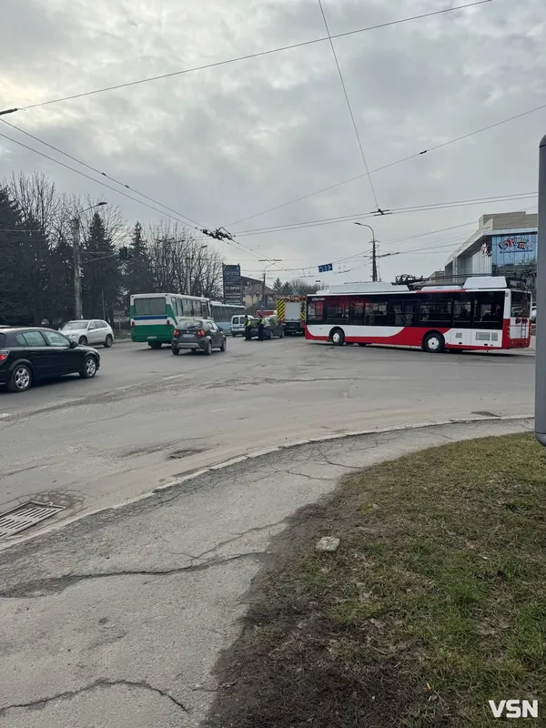 У Луцьку позашляховик в'їхав у пожежну машину (фото)