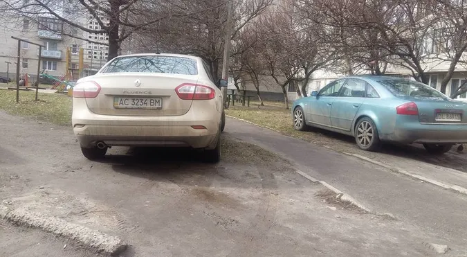 Авто купили, а паркуватись не навчились: у Луцьку ловили порушників (фото)