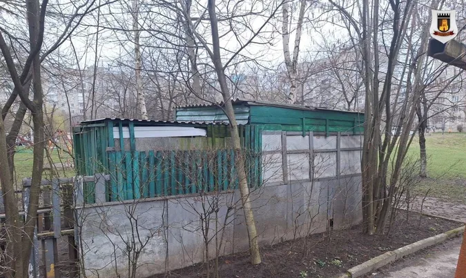 Муніципали розібрали «самовільну» бесідку біля будинку у Луцьку (фото)