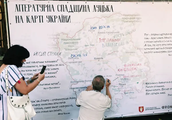 Біля луцької книгарні читали вірші просто неба (фото)