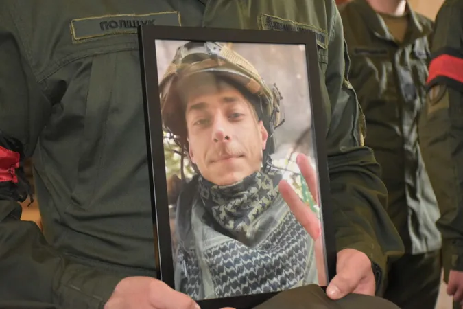 У Луцьку попрощалися із загиблим на Донеччині 25-річним Максимом Устимчуком (фото)