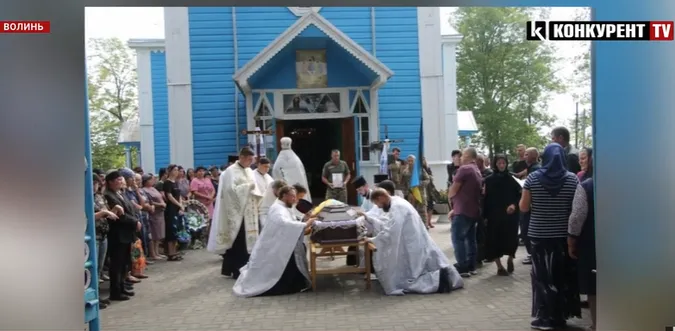 Все село на колінах: на Волині в останню путь провели загиблого воїна Владислава Ковальова (відео)
