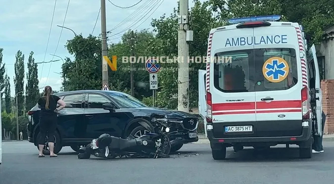 У Луцьку – ДТП за участю мотоцикла та легковика (фото)