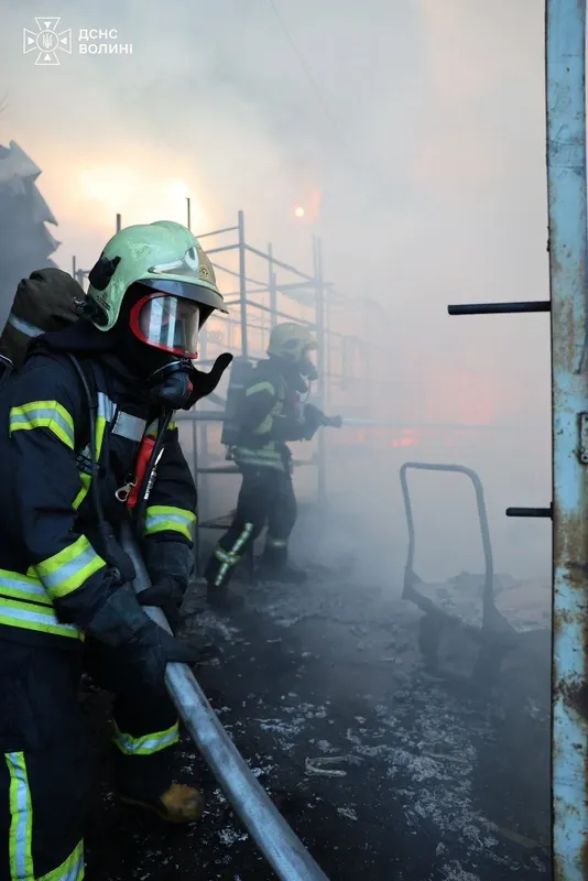 Чорний дим у небі і 30 рятувальників: під Луцьком спалахнула масштабна пожежа (фото)