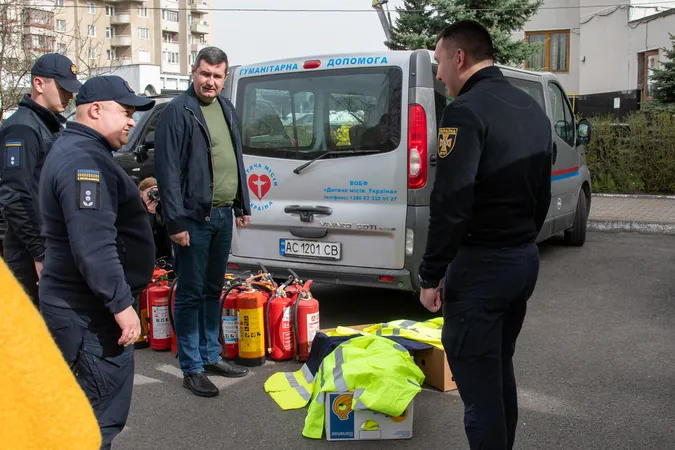 У Луцьку рятувальникам передали вогнегасники з Норвегії (фото)