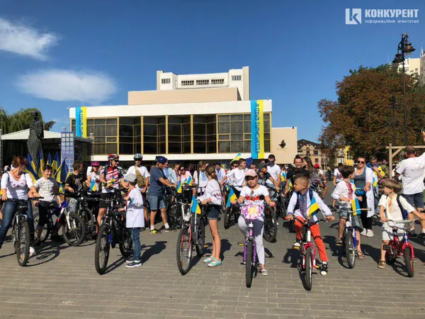 Луцьк святкує активно: на міські вулиці виїхали велосипедисти у вишиванках (ФОТО)
