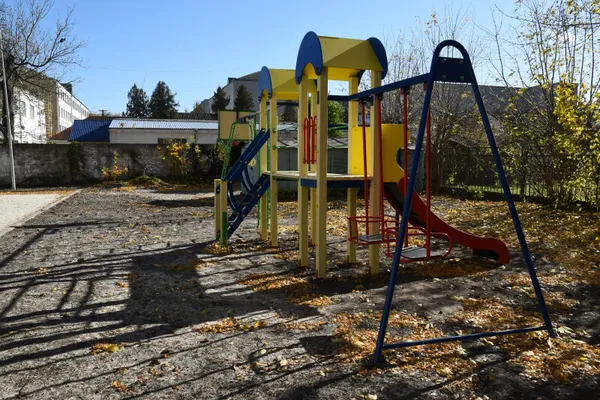 Паркомісця і дитячий майданчик: у Луцьку на Потебні ремонтують двір (фото)