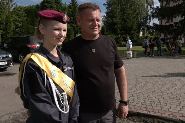Разом станцювали вальс: воїн з Луцька приїхав з передової на останній дзвоник до доньки (фото)