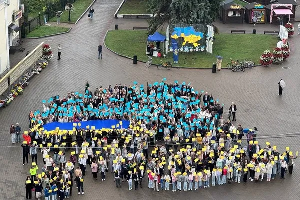 День міста у Луцьку: пів сотні велосипедистів проїхалися центром у вишиванках (фото)