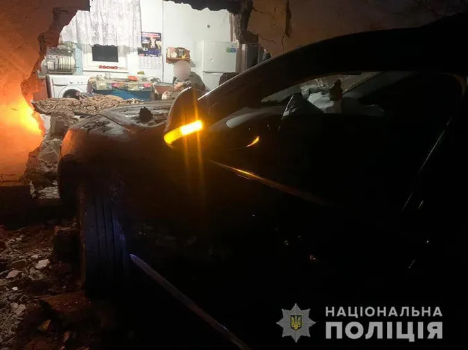 Заїхав до хати пенсіонера: на Одещині водій протаранив стіну будинку (фото)