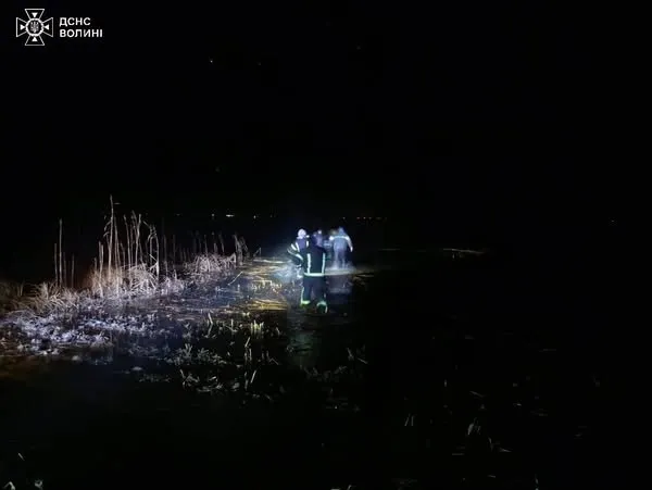 Опинилися в крижаній воді: на Світязі перекинувся човен з рибалками (фото)