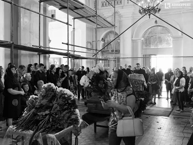 Сльози і квіти: у Луцьку прощаються з загиблим на війні екснардепом Сергієм Слабенком (фото)