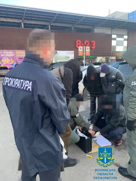 На Волині посадовці Укртрансбезпеки вимагали по $100 за місце в «єЧерзі» (фото)