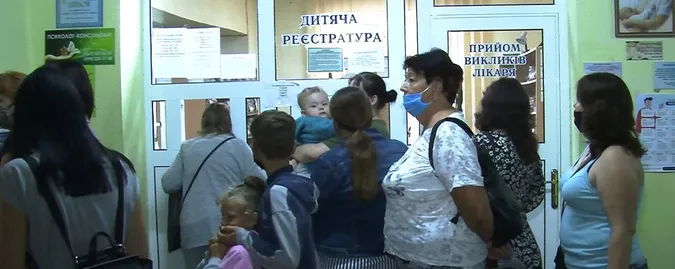 Медогляд школярів: у луцькій поліклініці – довжелезні черги (відео)