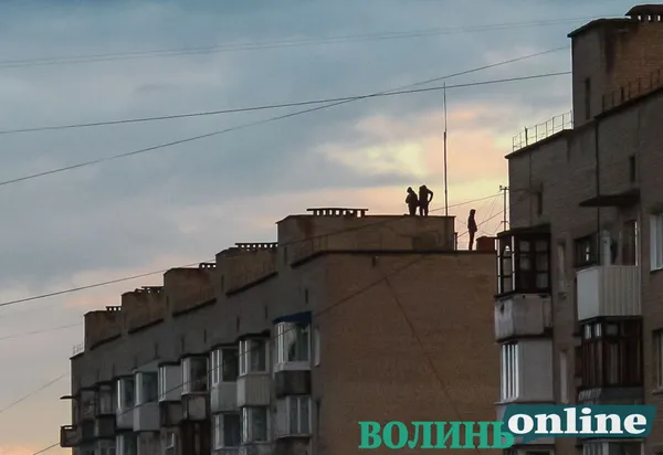 У Луцьку хлопці влаштували небезпечний «паркур» на даху багатоповерхівки (фото)