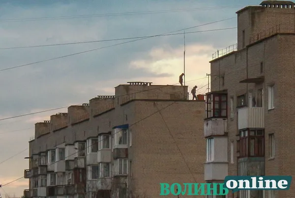 У Луцьку хлопці влаштували небезпечний «паркур» на даху багатоповерхівки (фото)