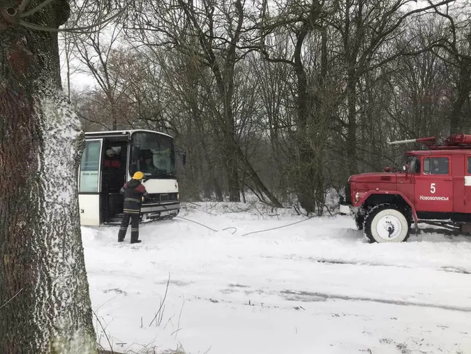За добу рятувальники звільнили зі снігових кучугур 82 автомобілі (фото, відео)