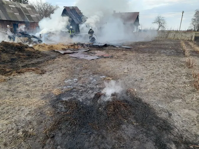 Через спалювання трави на Волині згоріла господарська будівля