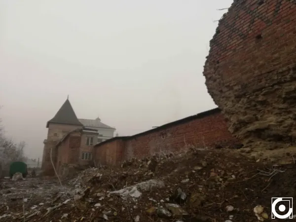 Вежа Чарторийських та мури Окольного замку, які реставруються