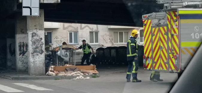 Безхатько гасив вогонь ногою: у Луцьку під мостом – пожежа (фото)