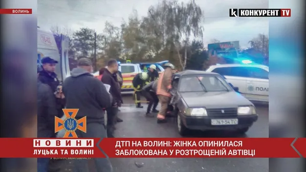 Аварія в Нововолинську: рятувальники деблокували з автівки жінку (фото, відео)