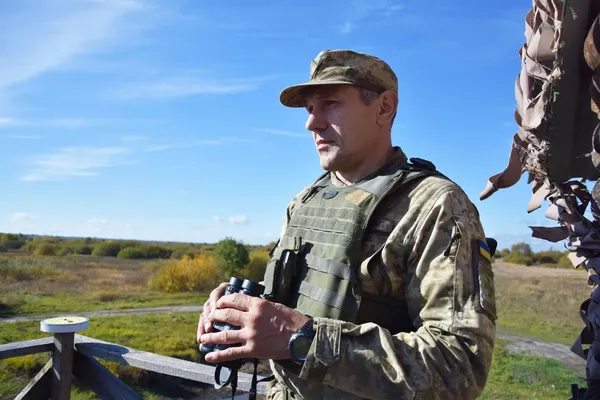 «Розколовся навпіл, але зупинив осколок»: історія прикордонника з Волині, якого врятував смартфон (фото)