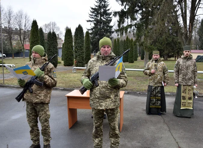Юні та не дуже: у Луцьку новобранці-прикордонники склали присягу (фото)