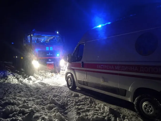 На Волині рятувальники витягнули із замету «швидку» (фото)