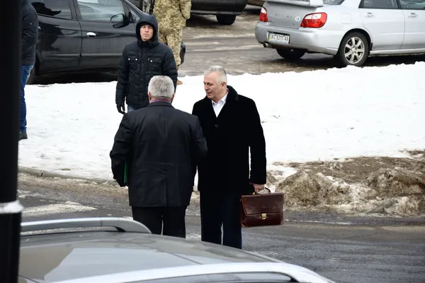 ...Юрій Ройко зупинився привітатися з колегою Володимиром Дибельом...
