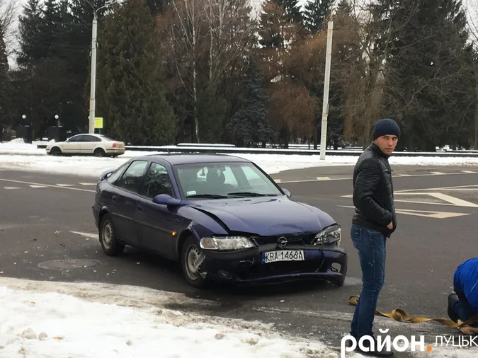 У Луцьку на кільці зіткнулися дві автівки (фото)