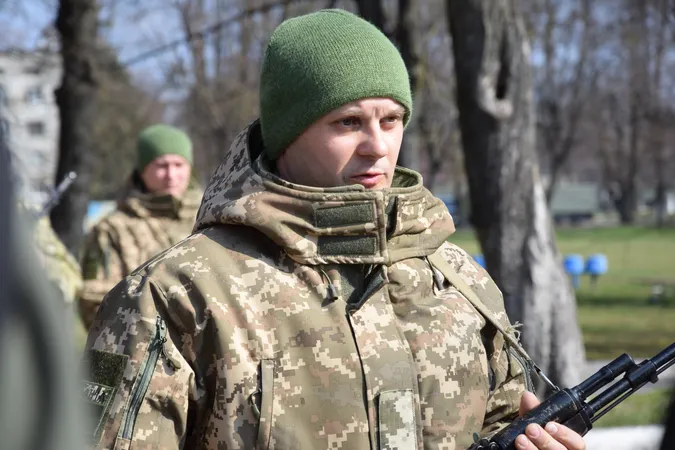 Мобілізовані та контрактники, чоловіки та жінки: у Луцьку склали присягу прикордонники (фото)