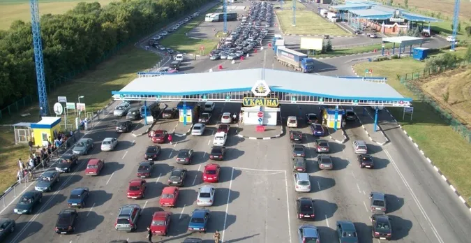 Повідомили про зміни в організації руху автотранспорту на кордоні з Польщею (відео)