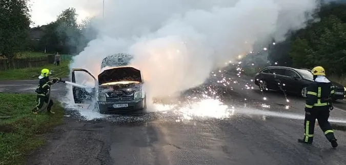 У селі під Луцьком згорів легковик (фото, відео)