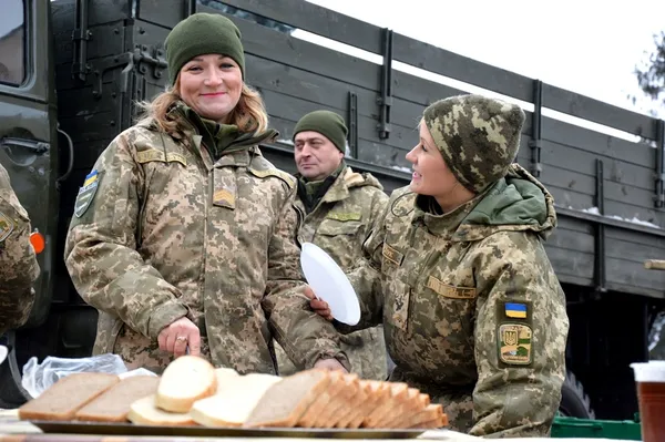 Добродушні жінки-військові пригощали охочих кашею