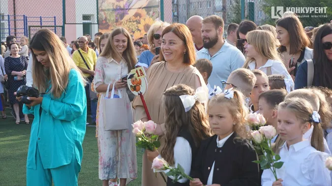 Квіти, дзвоники і діти: як у Луцькому ліцеї №9 відзначили 1 вересня (фото)