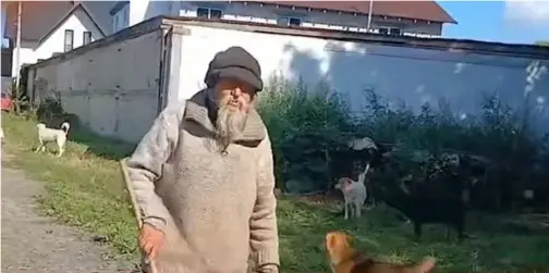 Матюкає, показує дупу, б'є лопатою: безхатько тероризує цілий район у Ковелі (відео)