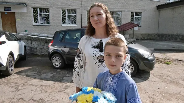 «Вареники наліплені, борщ зваримо»: на Волині зустріли звільненого з полону бійця (фото)