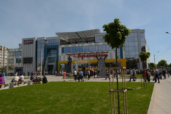 Середньовічний дух, блазні та площадний фарс: у луцькому «Промені» яскраво відкрили супермаркет (фоторепортаж)