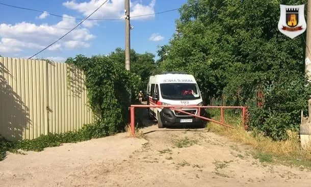 У Луцьку демонтують незаконні обмежувачі руху в дворах (фото)